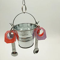 hypeety Parrot Feeder taza soporte percha de ropa doble función de jaula loro cuchara Delight juguete diseño de loro jaula de pájaros para colgar juguetes de masticación para Amazon gris africano Conure - BESTMASCOTA.COM