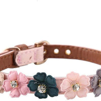 Axgo - Collar ajustable de piel sintética para gato, diseño de margaritas y diamantes de imitación, 0.5 x 13.4 in, color rosa - BESTMASCOTA.COM