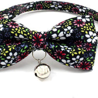 PetFavorites - Collar con pajarita para gato con campana - Accesorio para ropa de cachorro y gatito con flores, ajustable y hecho a mano. - BESTMASCOTA.COM