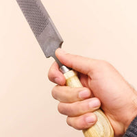 SiS EQUINOX - Llanta de arena de doble cara afilada con mango de madera - BESTMASCOTA.COM