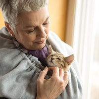 Critter Cuddler - Anillo terapéutico de juguete interactivo antiansiedad para perros y gatos pequeños, fabricado en Estados Unidos, talla única - BESTMASCOTA.COM