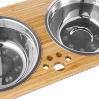 Cuencos elevados para mascotas para gatos y perros – Cuencos de bambú para comida y agua para perros y gatos, con 2 cuencos de acero inoxidable y pies antideslizantes – pendiente de patente - BESTMASCOTA.COM