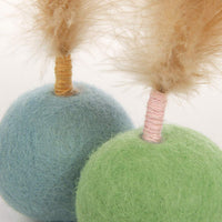 SmartyKat Felty - Juego de 2 pelotas de fieltro de lana y plumas para gatos - BESTMASCOTA.COM