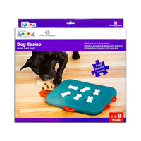 Outward Hound Nina Ottosson Dog Casino - Juego de puzzle para perros interactivo estimulante para dispensar dulces - BESTMASCOTA.COM