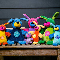 HuggleHounds - Juguete de peluche chirriante para perros con nudos para masticadores agresivos - BESTMASCOTA.COM